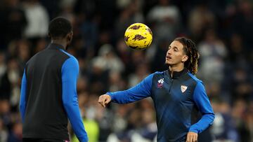 Hannibal Mejbri, durante el calentamiento en el Bernabéu.