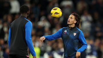 Hannibal Mejbri, durante el calentamiento en el Bernabéu.
