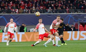 El centrocampista del Real Madrid saca un zurdado entre los jugadores del Leipzig, Willi Orban y Lukas Klost