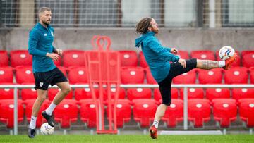 Muniain e Iñigo Martínez esta mañana en Lezama.