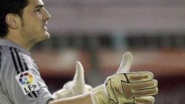 <B>PROTAGONISTA.</B> Casillas paró un penalti y terminó expulsado después de ver dos tarjetas amarillas.