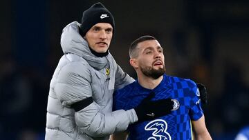 LONDON, ENGLAND - JANUARY 23: Thomas Tuchel, Manager of Chelsea embraces Mateo Kovacic of Chelsea following victory in the Premier League match between Chelsea and Tottenham Hotspur at Stamford Bridge on January 23, 2022 in London, England. (Photo by Shau