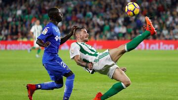 GRAF755. SEVILLA, 03/11/2017.- El centrocampista del Betis Javi García (d) despeja un balón ante Amath Ndiaye Diedhiou, centrocampista del Getafe,durante el partido de la undécima jornada que disputan en el estadio Benito Villamarín de Sevilla. EFE/Julio Muñoz