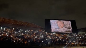 Una noche de luz y pirotecnia en su luto.