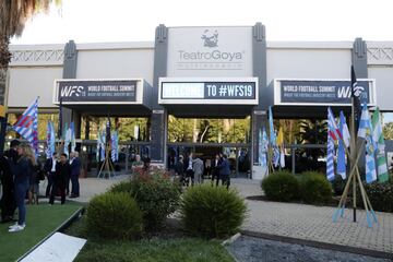 Los líderes del fútbol mundial y la industria del balompié se reúnen en el Teatro Goya de Madrid para debatir sobre los nuevos retos de este deporte.