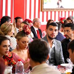 Los futbolistas se divierten en la Feria de Sevilla