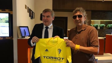 Mágico González ya posa con la camiseta del Cádiz