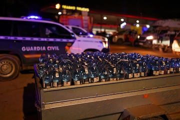 Un remolque repleto de botellas de agua, esperan para ser repartidas en un campamento instalado en una gasolinera para policías, bomberos, protección civil y ambulancias, en el pueblo de Paiporta, Valencia, después de las fuertes lluvias.