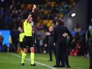 Soccer Football - Supercoppa Italiana - Final - Napoli v Bologna - Al Awwal Park, Riyadh, Saudi Arabia - December 22, 2025 Napoli coach Antonio Conte is shown a yellow card by referee Andrea Colombo REUTERS/Guglielmo Mangiapane