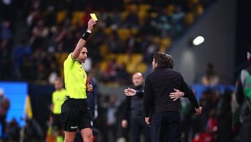 Soccer Football - Supercoppa Italiana - Final - Napoli v Bologna - Al Awwal Park, Riyadh, Saudi Arabia - December 22, 2025 Napoli coach Antonio Conte is shown a yellow card by referee Andrea Colombo REUTERS/Guglielmo Mangiapane