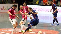 Los jugadores del Levante, durante un partido ante el Vi&ntilde;a Albali Valdepe&ntilde;as.