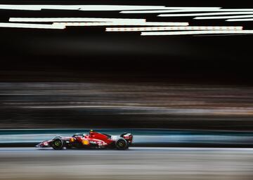 Carlos Sainz durante la carrera del Gran Premio de Singapur de la Fórmula 1 disputado en las calles de Marina Bay.