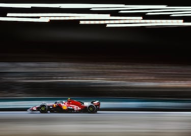Carlos Sainz durante la carrera del Gran Premio de Singapur de la Fórmula 1 disputado en las calles de Marina Bay.