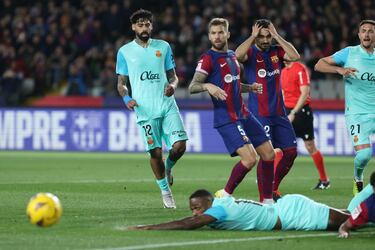 El conjunto azulgrana falla un penalti en el minuto 22 de partido.  Ilkay Gündogan lanza el con el interior del pie derecho, Pedrag Rajkovic adivina el tiro y desvía el balón con las manos.