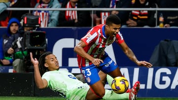 MADRID, 16/03/2025.- El centrocampista mozambiqueño del Atlético de Madrid, Reinildo Mandava (d), cae ante el defensa francés del FC Barcelona, Jules Koundé, durante el encuentro correspondiente a la jornada 28 de Laliga EA Sports que disputan hoy domingo Atlético de Madrid y FC Barcelona en el estadio Metropolitano, en Madrid. EFE / J.J.Guillen