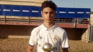 Salazar recibe un premio como jugador de la cantera del Real Madrid.