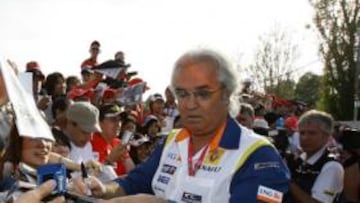 <b>ADMIRADO. </b>Flavio Briatore es todo un personaje en la Fórmula 1 y, aunque él no se sube al monoplaza, también tiene que firmar autógrafos en los circuitos.