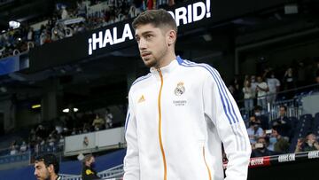 Fede Valverde salta al c&eacute;sped del Santiago Bernab&eacute;u con el equipo titular del Real Madrid en el partido de LaLiga Santander contra el Villarreal.