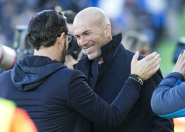 Saludo entre el entrenador del Getafe, José Bordalás, y el entrenador del Real Madrid, Zinedine Zidane.