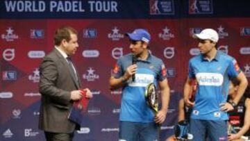 Pablo Lima, con el micrófano, y con Belausteguín a la izquierda, habla de su lesión.