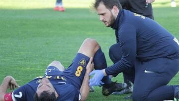 Un futbolista lesionado es atendido sobre el campo.