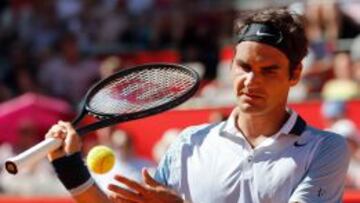 Roger Federer throws durante la semifinal contra Delbonis.