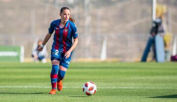 La lateral izquierdo es uno de los pilares del Levante de María Pry. Con un gran proyección, Ona ha conseguido a sus 20 años estar en el punto de mira de grandes equipos como Real Madrid y Barça. A pesar de su juventud, ya ha debutado con la Selección Absoluta y es la tercera jugadora con más minutos en esta temporada. Batlle ya brilla como una estrella, pero promete hacerlo mucho más.