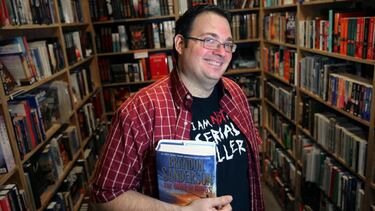 El infravalorado libro de fantasía que cambió la vida de Brandon Sanderson: “Me salvó una profesora”