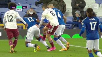 La peligrosa acción entre Ceballos y Yerry Mina