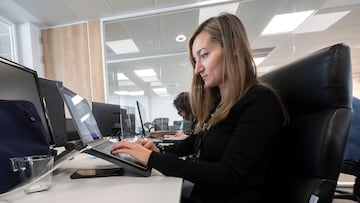 Una trabajadora sin mascarilla, el día en que ha entrado en vigor el decreto que pone fin al uso de la mascarilla en la mayoría de interiores, en la consultora de Marketing Alkemy, a 20 de abril de 2022, en Madrid (España). Desde hoy, 20 de abril de 2022, el uso de mascarillas en centros de trabajo y en la gran mayoría de interiores deja de ser obligatorio tras 699 días de la normativa aprobada por el Gobierno que obligaba a utilizar esta protección. Sin embargo, la ministra de Sanidad recalca que en los centros laborales las mascarillas "no son obligatorias" salvo que haya una evaluación de los riesgos del puesto de trabajo --como son la ventilación o la distancia de 1,5 metros entre trabajadores-- que indiquen la necesidad de llevarlas.
20 ABRIL 2022;MASCARILLA;MASCARILLAS;TRABAJO;TRABAJADOR;OFICINA;ORDENADOR;PANTALLA;PORTÁTIL;EMPLEADO;
Alberto Ortega / Europa Press
20/04/2022