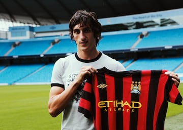 Fue al Manchester City en la temporada 2011/2012 procedente del Partizan de Belgrado. Solo estuvo una temporada con los citizens en la que jug車 11 partidos y marc車 un gol.