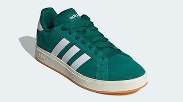 Zapatillas Adidas Grand Court verdes.