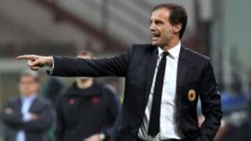 El entrenador del AC Milán, Massimiliano Allegri da instrucciones a sus jugadores ante el FC Barcelona durante el partido correspondiente al grupo H de la Liga de Campeones