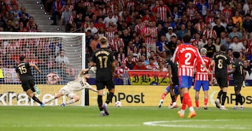 Antoine Griezmann asiste desde la izquierda a Rodrigo de Paul, que se inventa un pase por debajo de las piernas de Cristhian Mosquera para dejar solo al jugador inglés y batir por abajo, raso,  al palo corto de Giorgi Mamadarshvili.