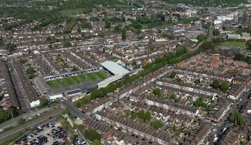 Esta curiosa imagen muestra una vista aérea de Kenilworth Road, el peculiar estadio del Luton Town, al que se accede a través de un patio de vecinos del poblado de Luton, en Bedfordshire (Inglaterra). El conjunto inglés es el primer club en pasar de la Quinta División a la máxima categoría de la Premier League en solo nueve años.