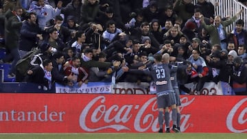 GRA388. Leganés (Madrid), 28/01/2017.- Los jugadores del Celta celebran con sus aficionados el segundo gol del equipo vigués, durante el encuentro correspondiente a la jornada vigésima de primer división, que disputan esta noche frente al Leganés en el Estadio Municipal de Butarque, en la localidad madrileña. EFE / Sergio Barrenechea.