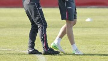 Valverde, con Gago en el entrenamiento.