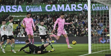 El central del Eldense puso la primera piedra para la remontada ante el Racing. Hizo un buen partido ante unas delanteras ms peligrosas de la categora.