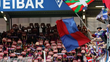 EIBAR, 12/06/2024.- Aficionados del Eibar antes del inicio del encuentro correspondiente a la vuelta de las semifinales de los playoff por el ascenso a Primera División que Eibar y Oviedo disputan hoy miércoles en el estado de Ipurua. EFE / Juan Herrero.
