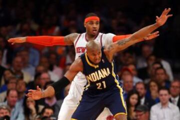 Carmelo Anthony de los New York Knicks es custodiado por David West de los Pacers de Indiana en el quinto partido de las semifinales de la Conferencia Este de la NBA Playoffs 2013 en el Madison Square Garden en la ciudad de Nueva York.