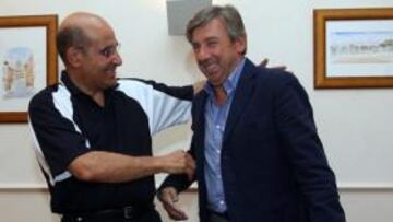 <b>DE LA MANO. </b>Luis Abril y Unzué en la firma del acuerdo.