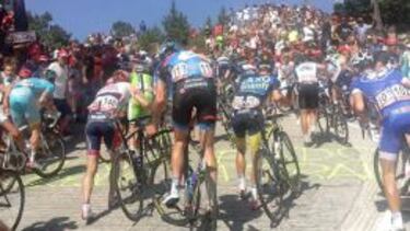 MURO. Van Summeren (119) hace equilibrios para no bajarse. Van de Walle (146), Majka (202) y Courteille (102) suben andando.