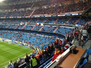 La afición del Galatasaray fue reubicada en el Bernabéu por medidas de seguridad.