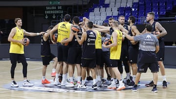 El Iberostar Tenerife tras un entrenamiento en el Santiago Mart&iacute;n.