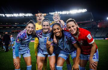 Las españolas celebran sobre el césped del estadio Eden Park el pase a los cuartos de final del Mundial.  