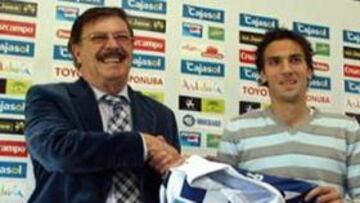 <b>EL SEGUNDO. </b>Francisco Mendoza y Óscar Díaz se dan la mano en la presentación del centrocampista.