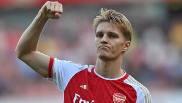 Martin Ødegaard, jugador del Arsenal, celebra alzando el puño tras un partido.