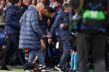 Achraf Akimi, entre lágrimas, es ayudado por el cuerpo médico del conjunto francés para salir del campo.