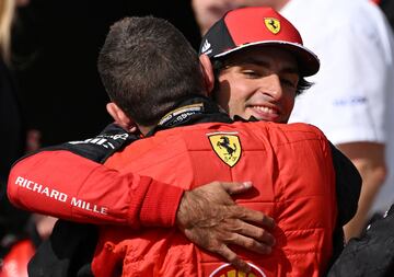 Alegría del piloto español tras conseguir la victoria en el circuito de Silverstone.