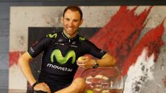 Alejandro Valverde, posa tras la presentaci&oacute;n del equipo 2014 de Movistar.